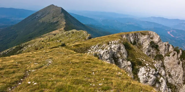 Vreme na Suvoj Planini: Uživanje u Prirodi kroz Sve Godišnje Dobe